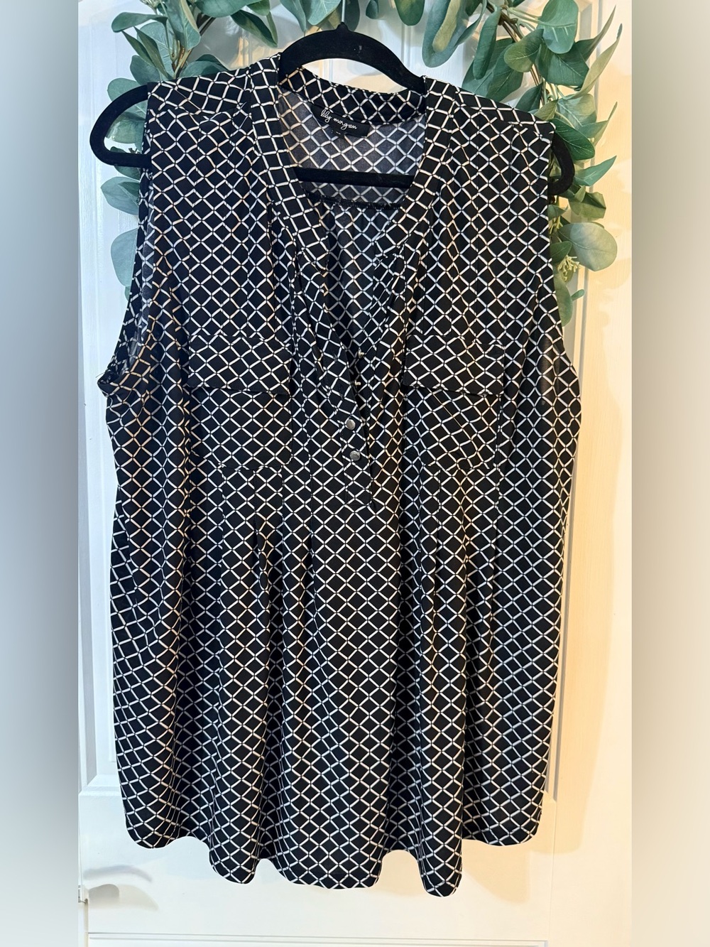 💫4/$25 • Lily Morgan Sleeveless Black & White Geometric V-Neck Women's Top